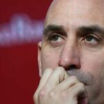 Le président de la Fédération royale espagnole de football s’excuse après avoir embrassé de force une joueuse