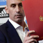 Baiser forcé : la ligue professionnelle de football féminin réclame la mise à pied du président de la fédération espagnole