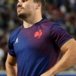 Rugby : Antoine Dupont et Jean Dujardin réprouvent la « une » de « Valeurs actuelles », le directeur du magazine leur répond