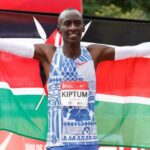 Marathon : le Kenyan Kelvin Kiptum bat le record du monde et se rapproche des deux heures