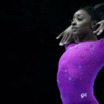 Simone Biles, de retour après une pause de deux ans, éblouit aux Mondiaux de gymnastique d’Anvers