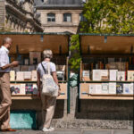 Avant les JO 2024, Paris teste le démontage des caisses des bouquinistes