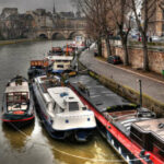 Paris 2024 : les propriétaires parisiens de péniches dans l’expectative pour l’été 2024 et les Jeux