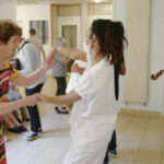 La sédentarité augmente la peur des chutes et les sensations de vertige chez les nonagénaires