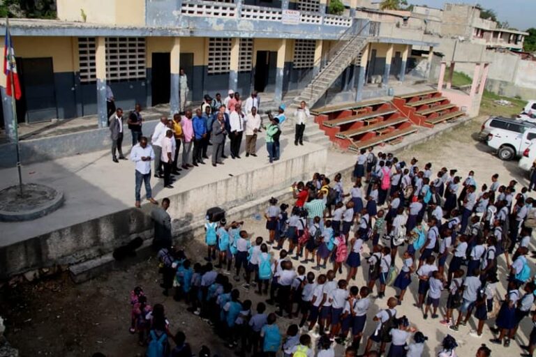 Des écoliers heureux, d’autres moins chanceux