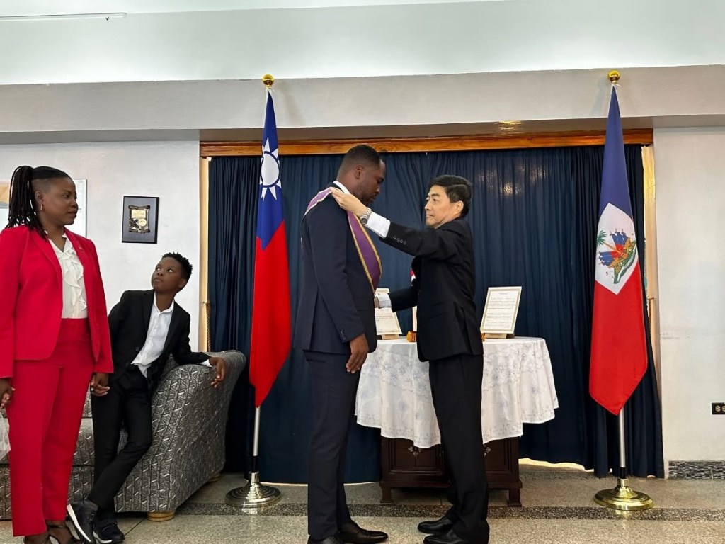 Diplomatie : Roudy Stanley Penn décoré par Taïwan