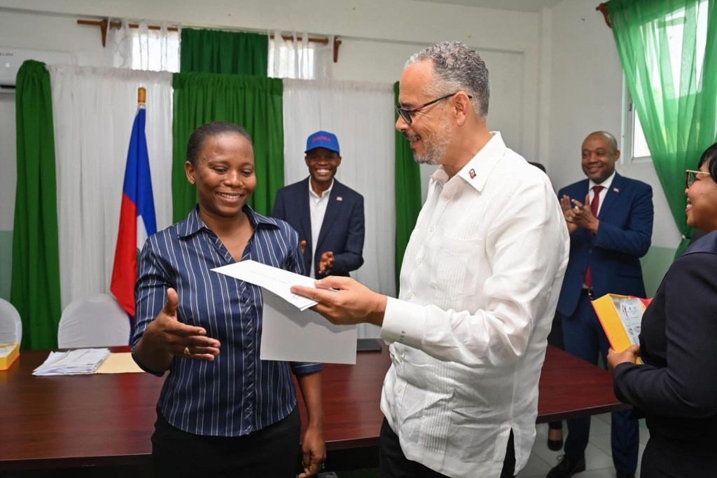 Sud: le Premier ministre Alix Didier Fils-Aimé en visite à l’hôpital de l’OFATMA des Cayes